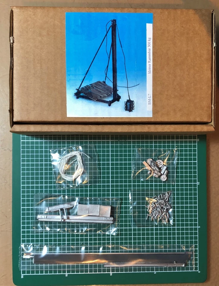 ROMAN BISCHOF MODELLFIGUREN-MINIATUREN BM-L7 - KLEINER RAMMBAR 300Kg 1/35 METAL - Immagine 1 di 1
