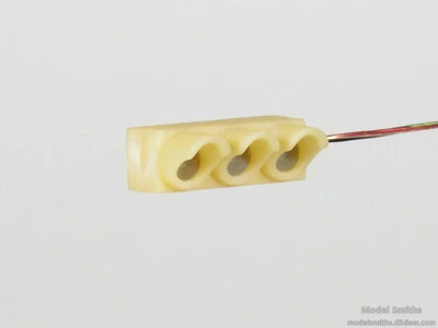 O Scale Traffic Light / Signal - Red/Yellow/Green Horizontal w/o Metal Bezel - Image 1 of 3