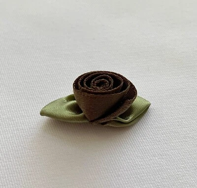 Cinta de Satén Rosas Flores Rosebud Apliques Pequeños Colores Surtidos 36 144 piezas Foto 1 de 3