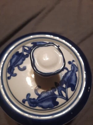 Plato de caramelo de azúcar azul y blanco con tapa The Bombay Company Foto 1 de 3