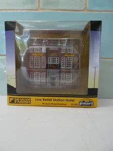 Scenecraft Bachmann Graham Farish N Gauge Low Relief Station Hotel 42-261 Boxed - Picture 1 of 15