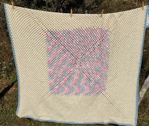 Gehäkelte Handarbeit afghanische Decke blauer Rand 54" x 52" gebraucht - Bild 1 von 3