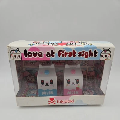 Paquete de 2 gatos con leche de San Valentín blanco y blanco café con leche tokidoki LOVE AT FIRST VIEW Foto 1 de 4