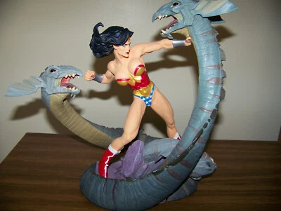 ESTATUA DE MUJER MARAVILLA DIRECTA DE DC VERSOS LAS SERPIENTES con 2 fotografías de Lynda Carter Foto 1 de 4