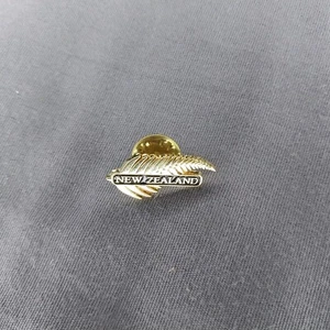 New Zealand Gold Toned Fern Souvenir Jacket Hat Lapel Pin - Picture 1 of 2