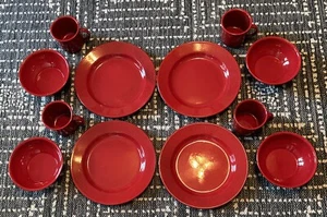 Vintage 12-teiliges Set rote Flecken Emaille Teller Becher Schüsseln... Service für 4 - Bild 1 von 12