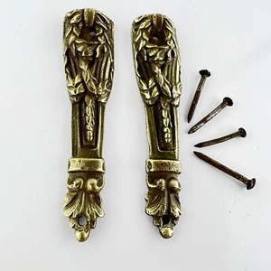 Coppia di fregi antichi in bronzo ottone ferramenta d'epoca per mobile 800 900 - Foto 1 di 10