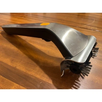 Cepillo para parrilla Brookstone a batería con raspador y mango Foto 1 de 4