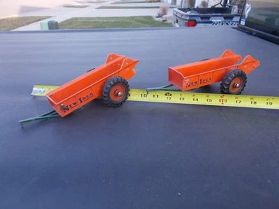 Antiguo par de esparcidores de estiércol dañados nueva idea para piezas proyecto de restauración COMO ESTÁ Foto 1 de 4