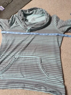 Suéter para mujer Made For Life manga larga capucha cuello verde, rayas grises talla L Foto 1 de 4