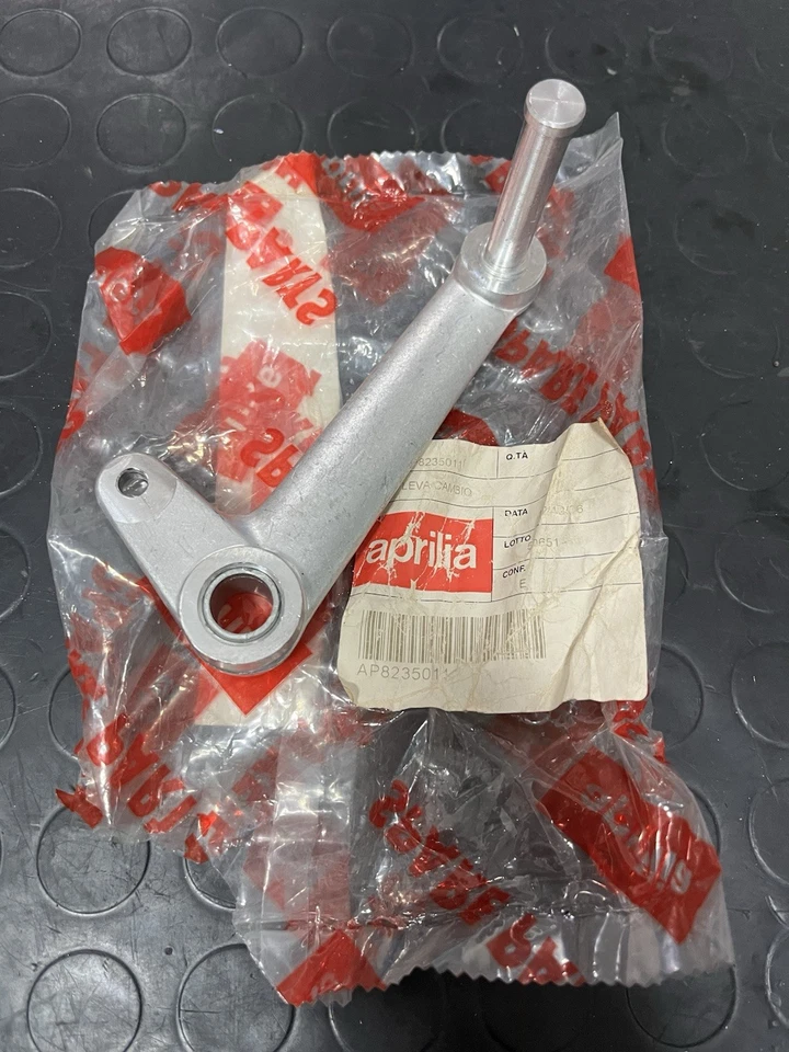AP8235011 LEVA CAMBIO ORIGINALE APRILIA RS 50 - RS 125-TUONO 50-125 - Immagine 1 di 2