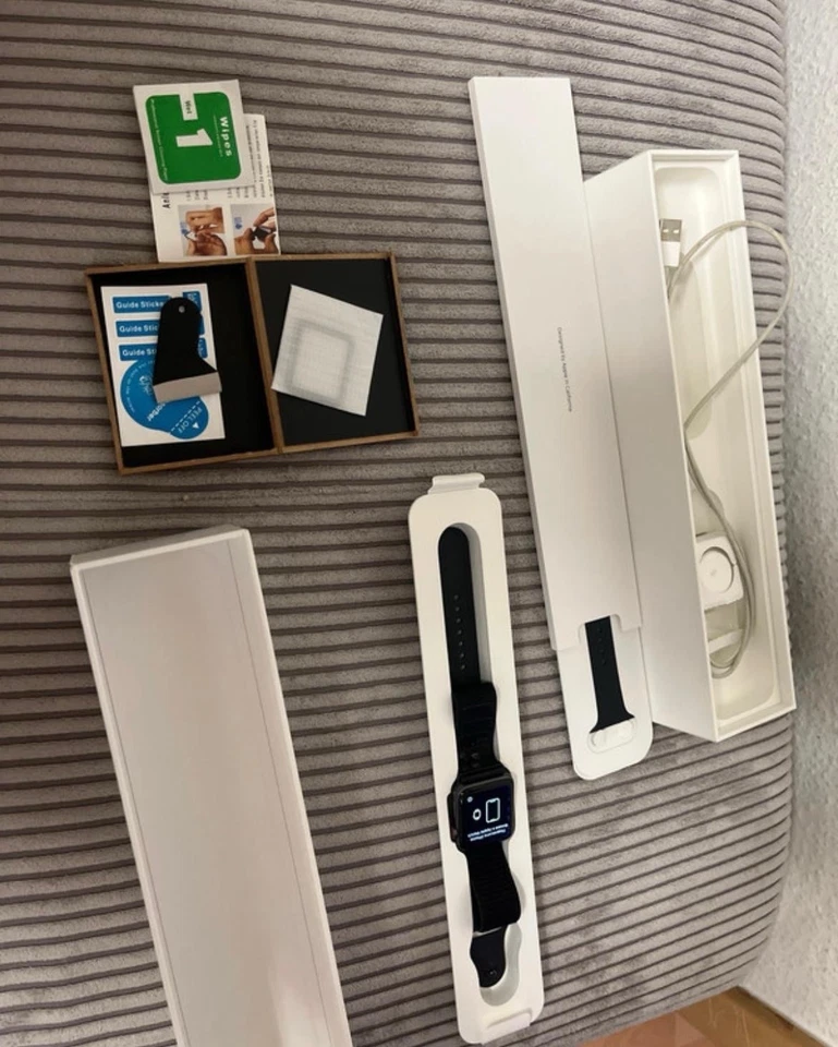 Apple Watch Series 3 42mm Aluminiumgehäuse-Space Grau GPS + Cellular  - Bild 1 von 1