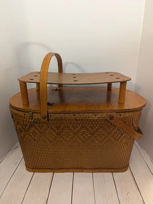 Винтажная классическая плетеная корзина для пикника Red Man из коричневого дерева с разделительной полкой - Изображение 1 из 4