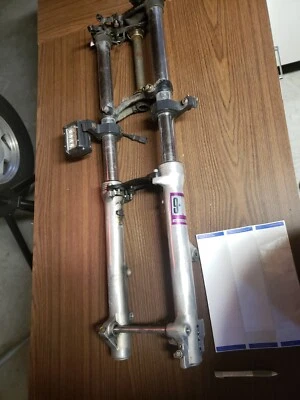 Garfo dianteiro G Honda Magna VF 1100 V65 1985 FABRICANTE DE EQUIPAMENTO ORIGINAL DOIS (RETO)  - Imagem 1 de 4