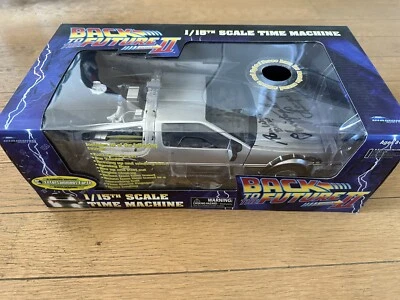 Diamond Select Regreso al Futuro 2 DeLorean Doc, Biff, Lorraine, firmado. Foto 1 de 4