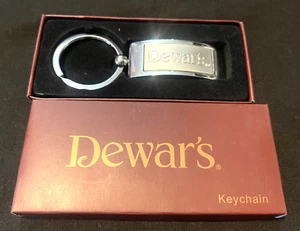 Llavero Dewars Whisky Escocés Tono Plateado Cromo Llavero Publicidad Logo - Nuevo en Caja - Imagen 1 de 5