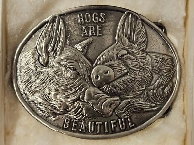 NUEVO 1975 CERDOS SON HERMOSOS PRODUCTORES DE CERDO CONSEJO HEBILLA DE CINTURÓN POR LEWIS HECKLES Foto 1 de 4