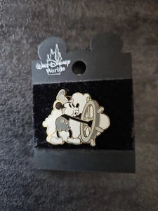 OFFICIAL PIN TRADING *STEAMBOAT WHISTLING WILLIE. MICKEY MOUSE - Picture 1 of 2