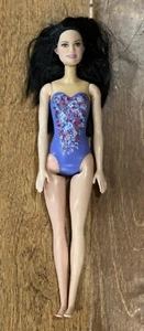 Costume da bagno Mattel Barbie Water Play 2015 DGT80 Raquelle viola floreale capelli neri - Foto 1 di 3