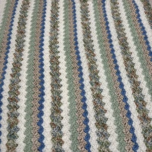 Vintage Handarbeit gehäkelt Salbei, blau und elfenbein Decke 35" x 56" - Bild 1 von 5