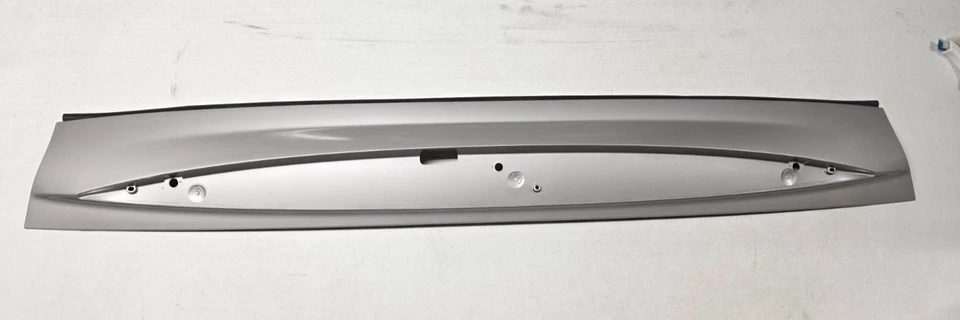 2002-2006 Cadillac Escalade SUV 3rd Third Rear Brake Light ESV Spoiler Trim OEM - Image 1 of 4