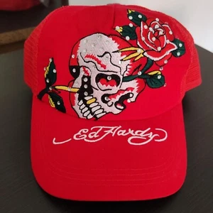 Ed Hardy Calavera Roja y Rosa Estilo Tatuaje Vintage con Estrás - Imagen 1 de 6