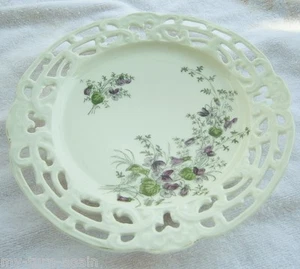 Piatto porcellana traforata in rilievo fiori viola viola vittoriano vintage - Foto 1 di 3