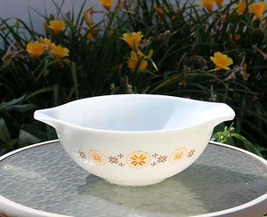 Vintage Pyrex 444 4 Qt Cinderella Bowl Town & Country - Free Ship! - Picture 1 of 9
