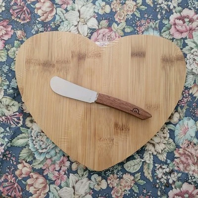 Tabla de queso de bambú en forma de corazón con mango de madera para cuchillo de queso  Foto 1 de 3