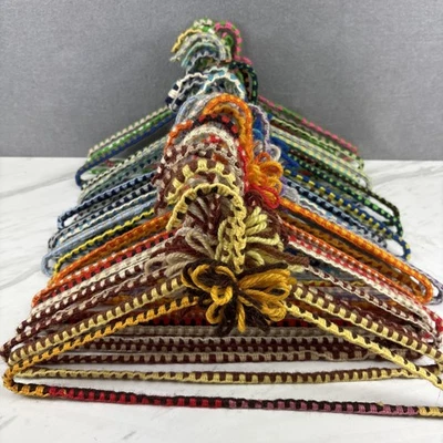 Lote 33 colgadores de alambre de ganchillo vintage coloridos Boho Cottage Granny Core Foto 1 de 4