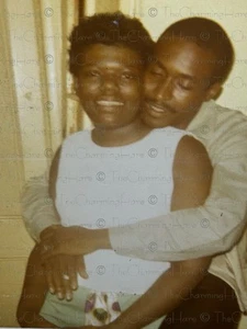 Foto de colección pareja afroamericana abrazo amoroso instantánea sincera - Imagen 1 de 3
