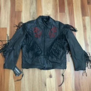 Neu mit Etikett Unik Lederbekleidung Jacke Damen XL schwarz Leder Fransen rote Rosen Reißverschluss - Bild 1 von 12
