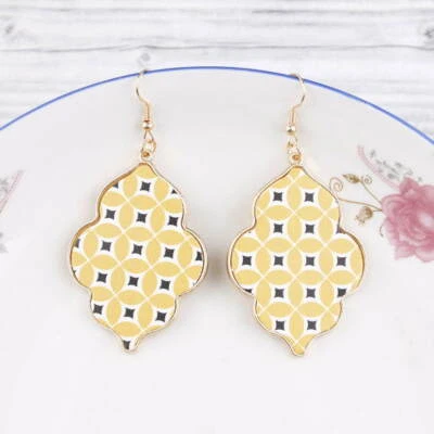 Pendientes marroquíes con patrón floral de cuero vegano tono dorado joyería para mujer Foto 1 de 4