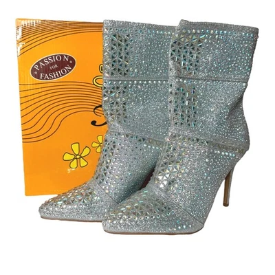 Botines altos con diamantes de imitación adornados con tacón de aguja talla 8 Foto 1 de 4