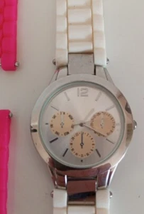 Armbanduhr mit 2 x Silikonband Weiß und Pink voll funktionsfähig - Bild 1 von 4