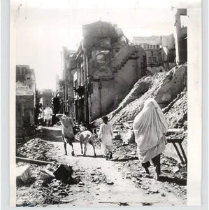 Foto de prensa de 1947 Citizens Walk Through Destroyed Street India-Pakistán DISTURBIOS - Imagen 1 de 2