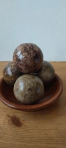 Set of 4 Agate Crystal Spheres in a Wooden Dish - Decor/Prop - Imagen 1 de 17