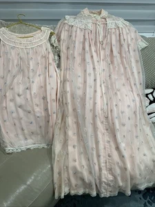 Vintage rosa Babypuppe Nachthemd & Morgenmantel bestickt Blumen & Spitzenborten, Overlay SM - Bild 1 von 24
