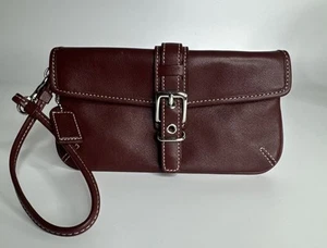 Muñequera COACH Vintage Soho Cuero Borgoña - Imagen 1 de 13