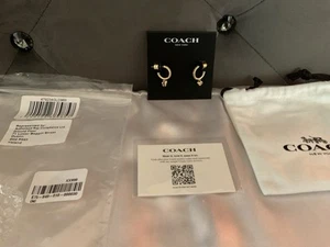 Coach, goldfarbene Signatur Schmetterling Charm Huggie Ohrringe neu - Bild 1 von 7