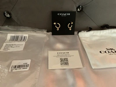 Pendientes Huggie Coach, Tono Dorado Firma Mariposa Dije Nuevos Foto 1 de 4