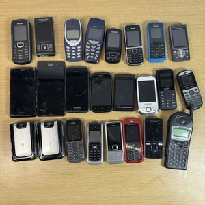 Job Lot de 24 anciens téléphones portables Sony Nokia Samsung HTC années 90 2000 2010 non testés - Photo 1 sur 5