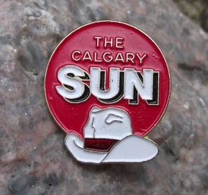 Calgary Sun Newspaper Canada White Stetson Cowboy Hat Alberta Pin Badge - Picture 1 of 2