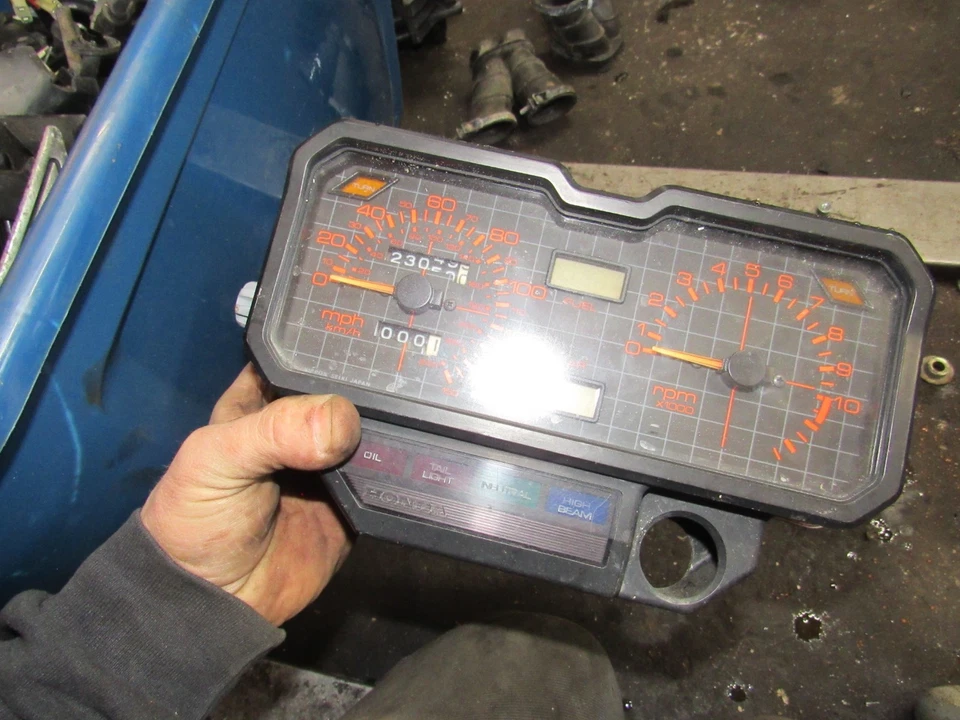 Honda CB650 SC 1983 Nighthawk medidores velocímetro tacómetro Foto 1 de 1