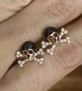 Orecchino a forma di teschio placcato oro rosa 14 carati taglio tondo diamante creato in laboratorio - Foto 1 di 6