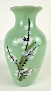 Seladon grüne Knospe Vase handbemalt Pflaumenzweig und Blüten 6" - Bild 1 von 8