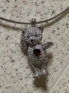 Süßer Silber Strass Teddybär bewegliche Arme, Beine & Kopf Halskette/Brosche - Bild 1 von 7
