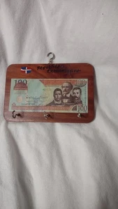 Billete, República Dominicana, 100 pesos montado en madera para colgador de tazas  - Imagen 1 de 2