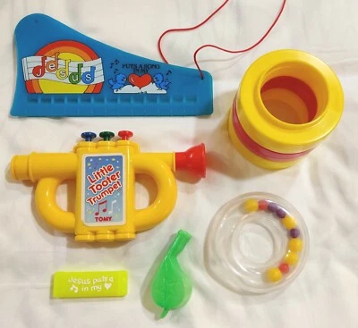 Brinquedo trompete TOMY Little Tooter toca Mary Had A Little Lamb e instrumentos infantis - Imagem 1 de 3