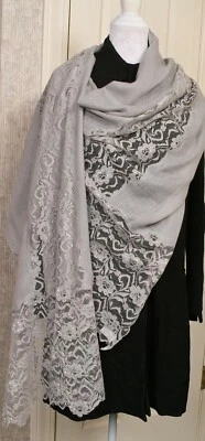 BUFANDA/ENVOLTURA-CHAL-LIGERO - GRIS JASPEADO CON ENCAJE APROX. 78" X 29" --- BKF Foto 1 de 4